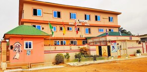 Front of property - evening/night - Open Space Hotel Kumasi (Kumasi)