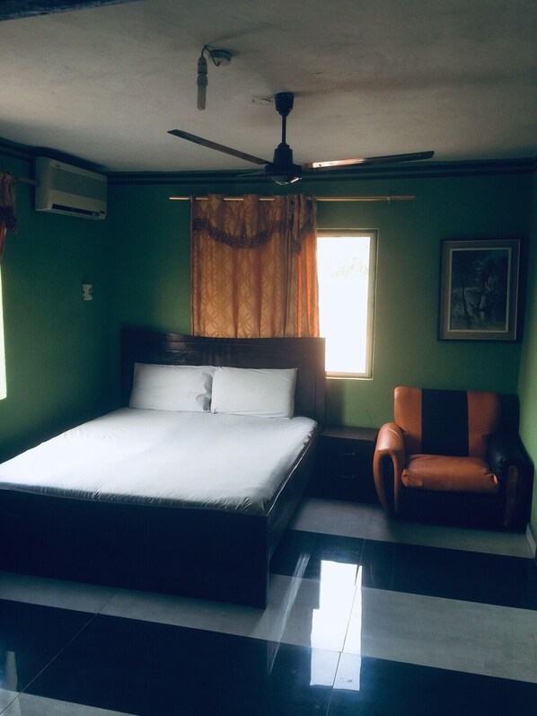 Deluxe-Zimmer | Badezimmer | Dusche, kostenlose Toilettenartikel, Handtücher