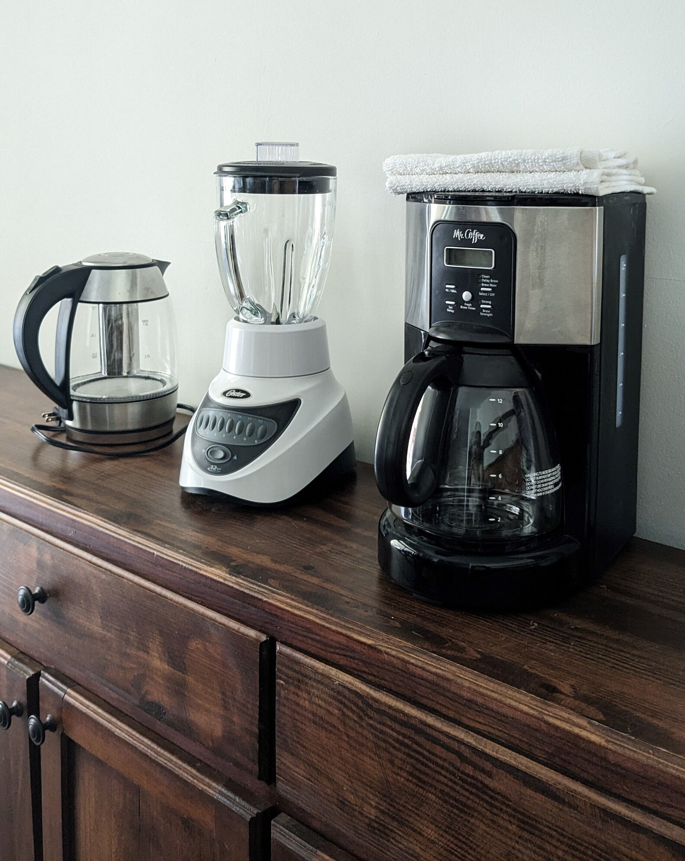 Eine Küchenarbeitsplatte mit Kaffeemaschine, Mixer und Wasserkocher.