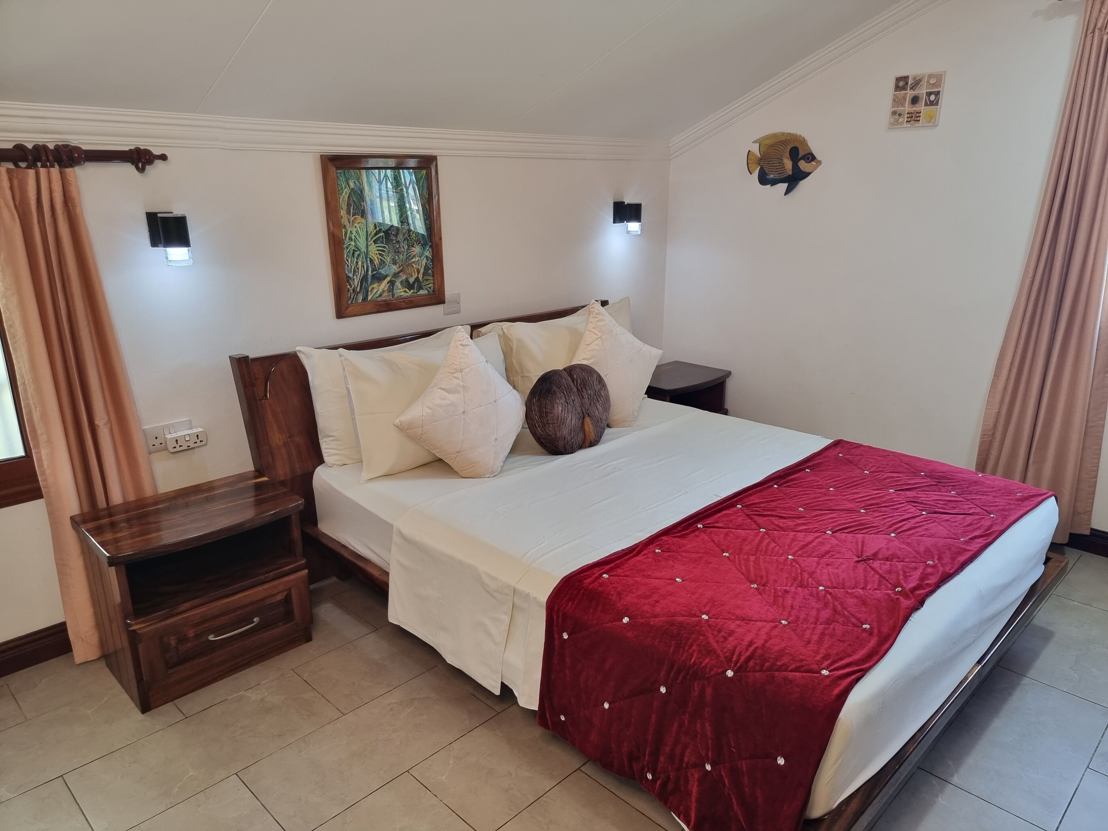 2 chambres, coffres-forts dans les chambres, bureau