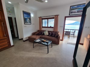 公寓, 私人浴室, 海景 (Two Bedroom Apartment) | 起居区 | 平板电视