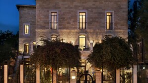 A stone building with multiple windows and a gated entrance. - Villa Brown Jerusalem (Jerusalem)