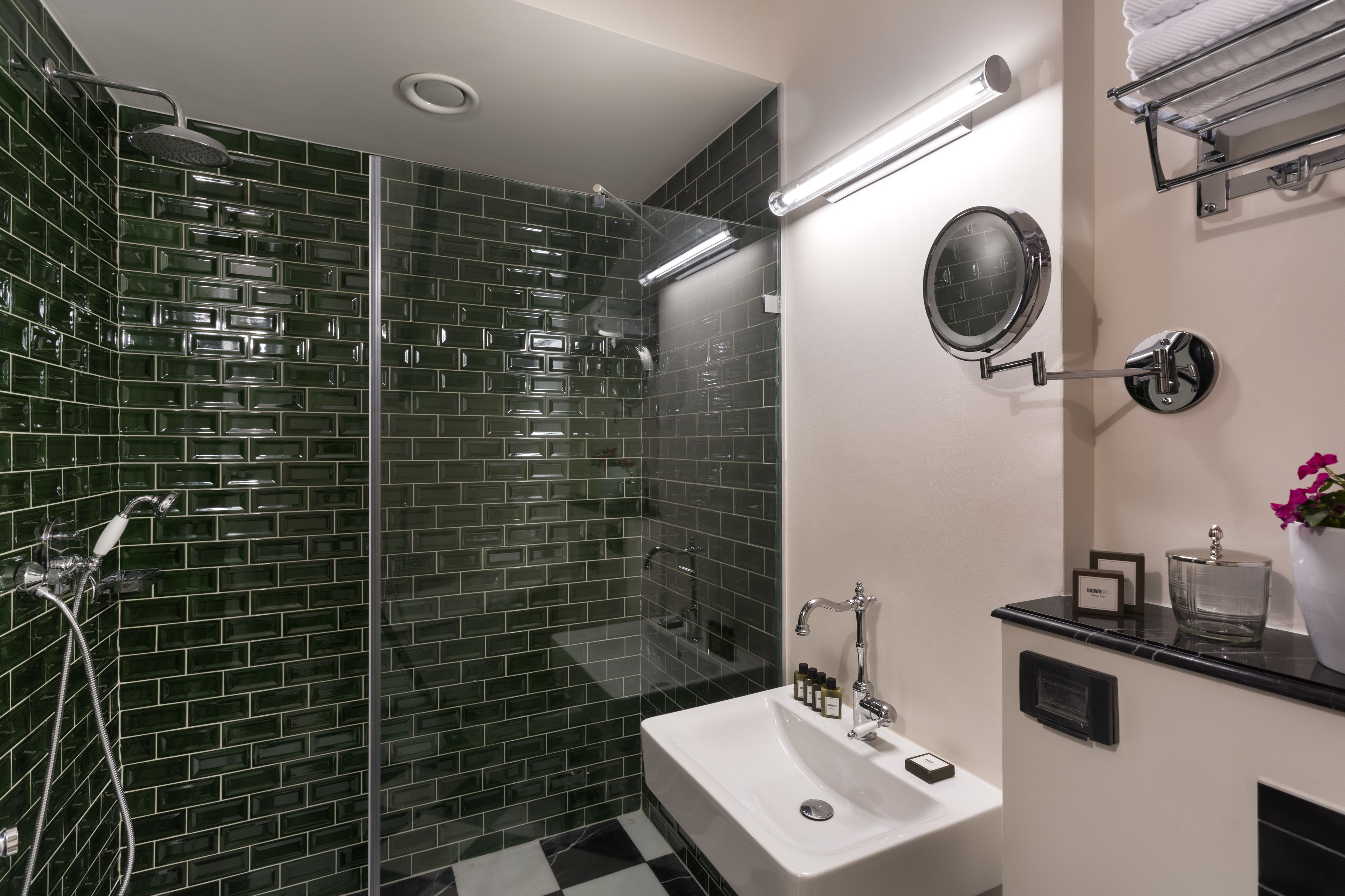 free toiletries, towels