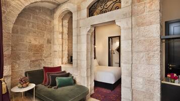 Suite – junior, byutsikt | Oppholdsområde | Flatskjerm-TV og filmkjøp