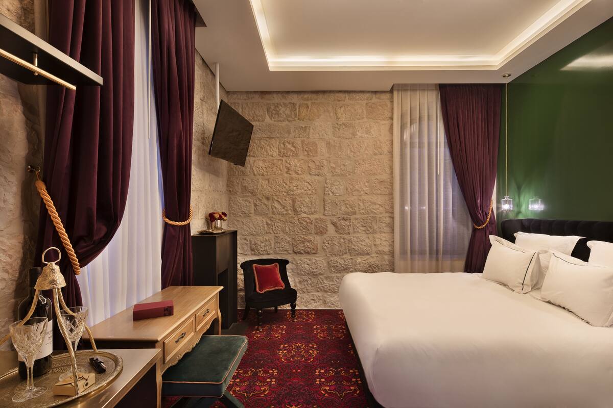 Classic Room | Premium bedding, minibar, in-room safe, desk