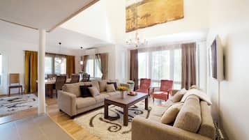 Luxury Villa, Multiple Bedrooms, Sauna (Keisari) | Ruang tamu | 50 inci televisyen skrin rata dengan kabel, TV, pendiangan
