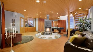 Luxury-Villa, 4 Schlafzimmer, Sauna (Bed Linens Available for Extra Cost) | Wohnbereich