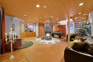 奢华别墅, 4 间卧室, 桑拿浴 (Bed Linens Available for Extra Cost) | 起居区 | 50-英寸纯平电视（配备有线频道）、电视、壁炉