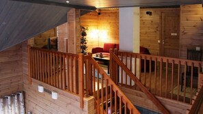 Villa de lujo, 5 habitaciones, sauna (Bed Linens Available for Extra Cost) | Área de sala de estar | Televisión de pantalla plana, chimenea y reproductor de DVD 