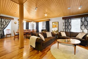 Villa de lujo, 4 habitaciones, sauna (Bed Linens Available for Extra Cost) | Área de sala de estar | Televisión de pantalla plana, chimenea y reproductor de DVD 