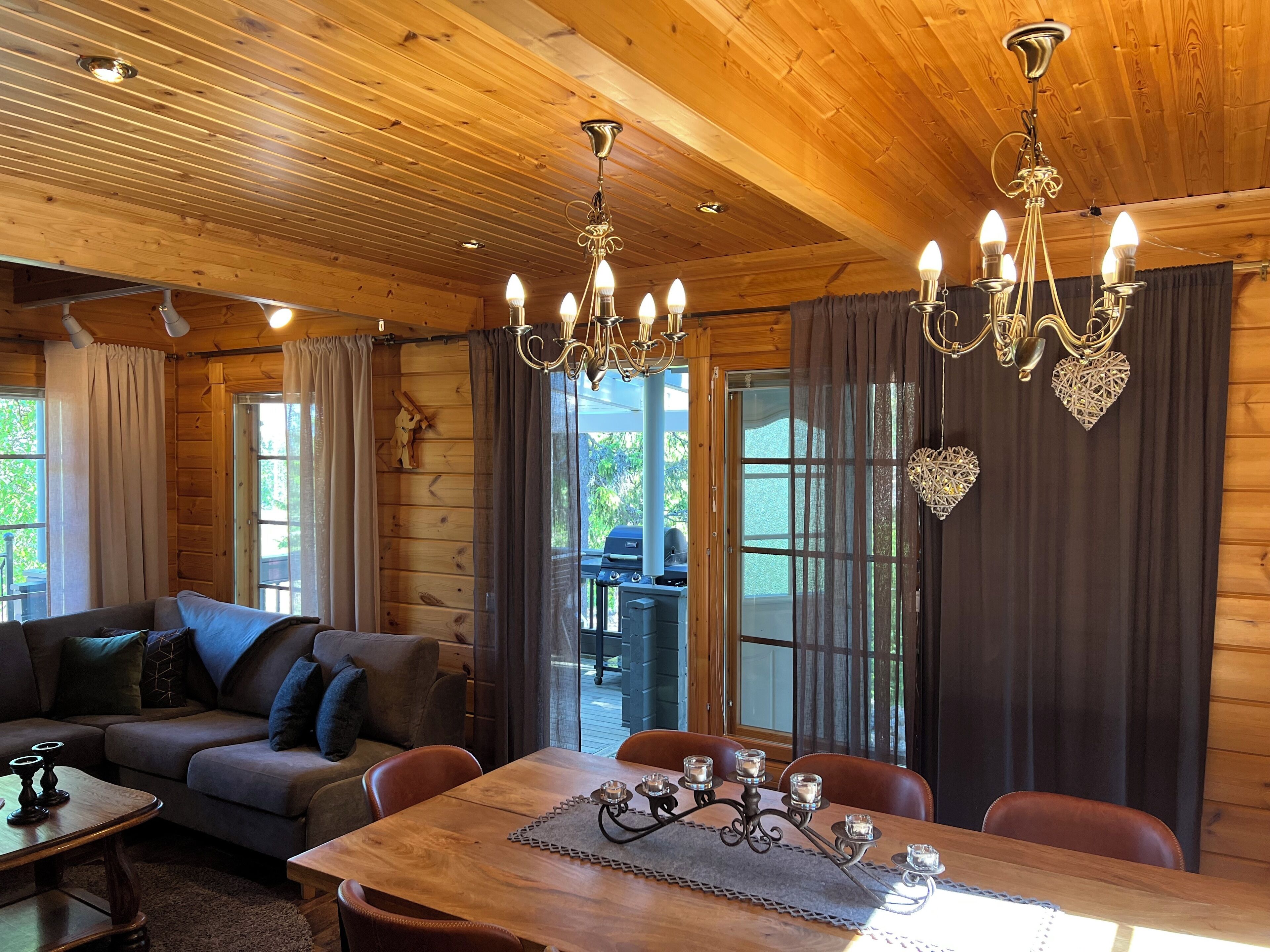 Villa Luxury, 4 camere da letto, sauna (Bed Linens Available for Extra Cost) | Area soggiorno | TV a schermo piatto 50 pollici con canali via cavo, TV, caminetto