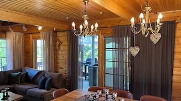 Villa Luxury, 4 camere da letto, sauna (Bed Linens Available for Extra Cost) | Area soggiorno | TV a schermo piatto 50 pollici con canali via cavo, TV, caminetto