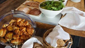 A breakfast buffet with various food items and utensils. - Vuokatin Aateli Studios (Sotkamo)