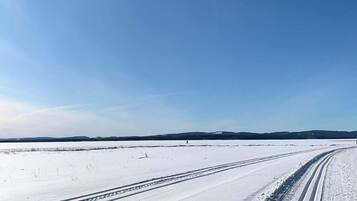 Eine schneebedeckte Straße mit Spuren von Reifen.