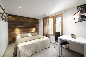 Prince Suite, sauna, no pets allowed | Individually decorated, individually furnished, desk, blackout drapes