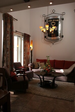 Luksusleilighet, 2 soverom, badstue (Bed Linens Available for Extra Cost) | Oppholdsrom | En 49-tommers Flatskjerm-TV med digitale kanaler samt TV og peis