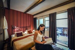 2 soverom, individuelt dekorert, individuelt innredet og skrivebord