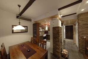Appartement Luxe, 3 chambres, sauna | Cuisine privée | Grand réfrigérateur, micro-ondes, four, plaque de cuisson