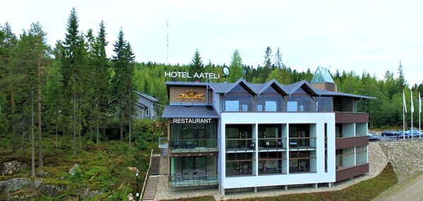 A modern building with a restaurant on the ground floor and a hotel above. - Hotel Aateli Hillside (Sotkamo)