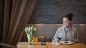 供应早餐和晚餐，无国界融合菜