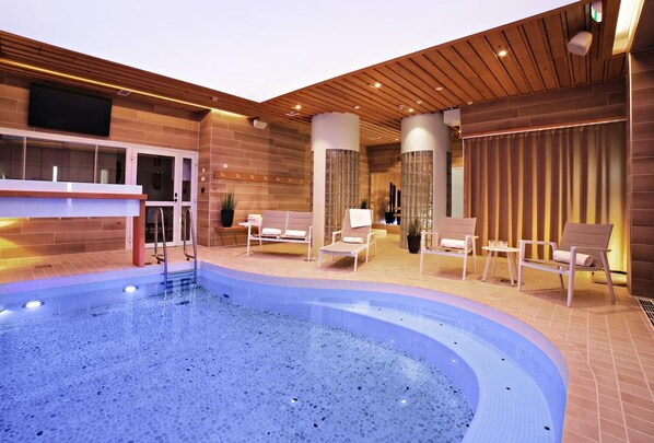 Piscina coperta, lettini