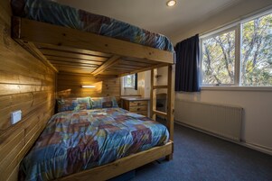Habitación con 1 cama doble o 2 individuales | Escritorio, wifi gratis, ropa de cama