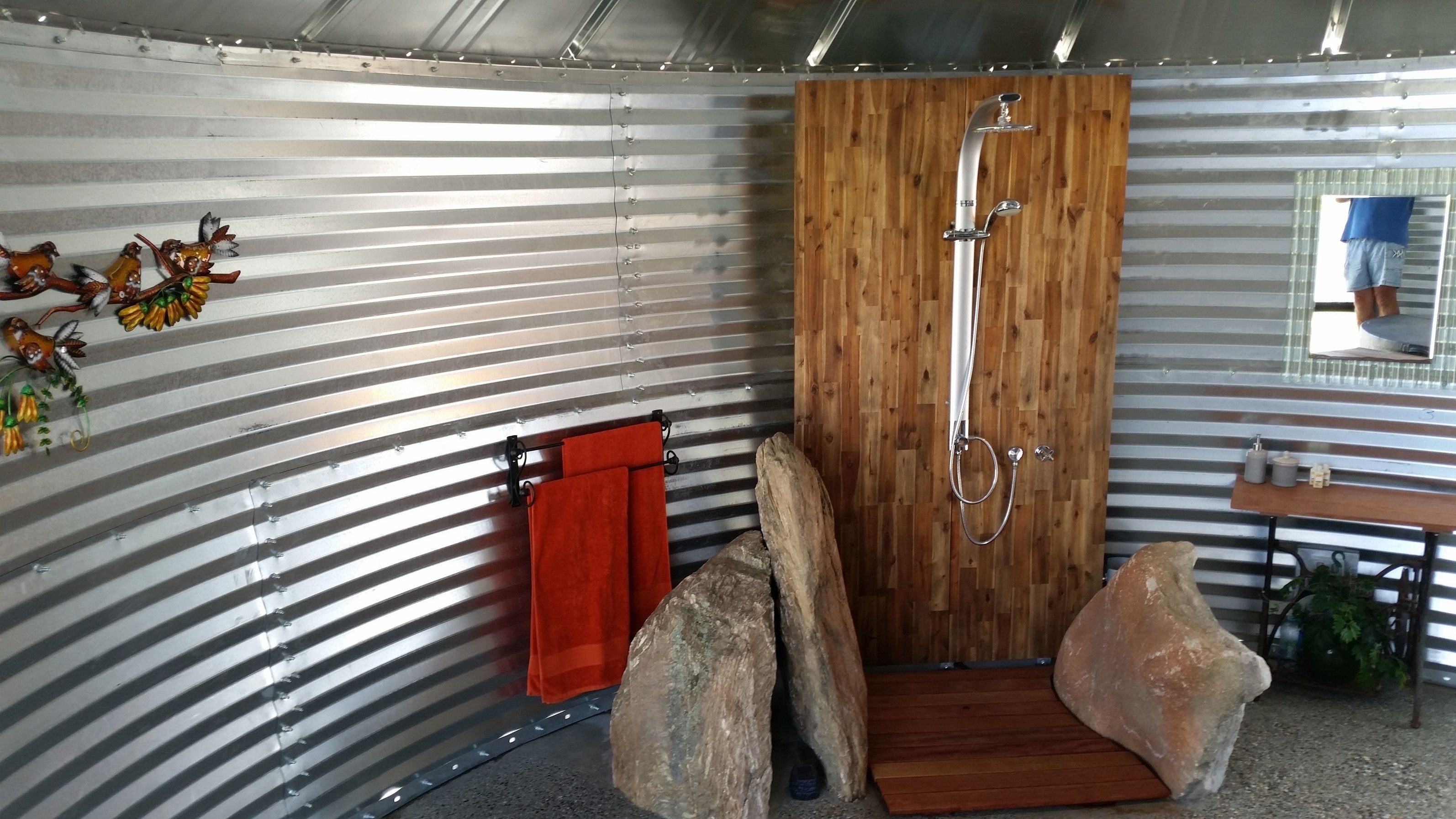 Indoor spa tub