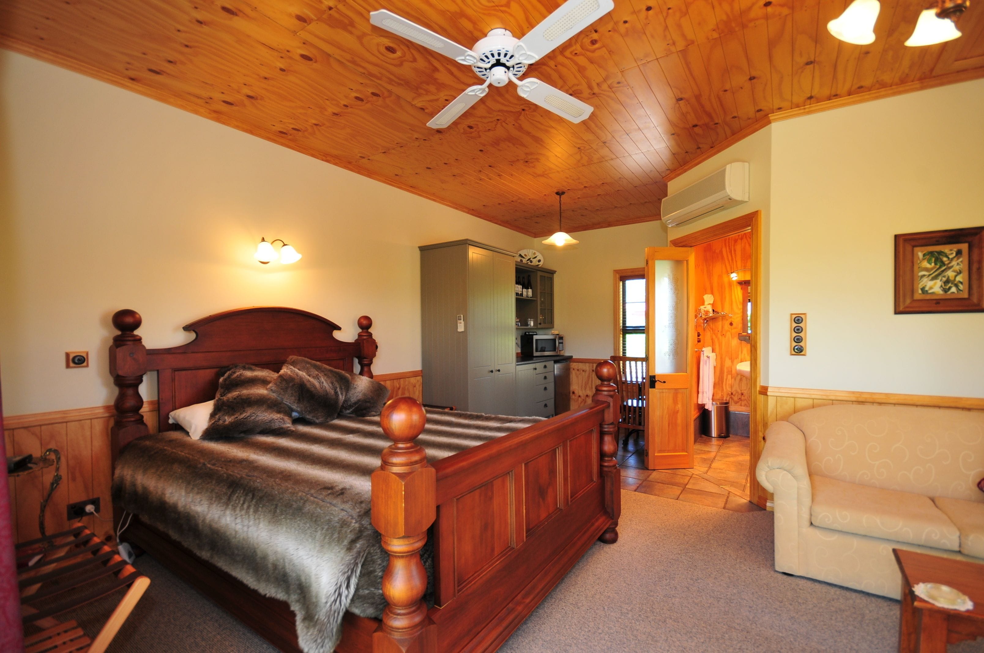 Luxury Studio Suite, Patio, Vineyard View | Bar mini, kalis bunyi, seterika/papan seterika, Wi-fi percuma 