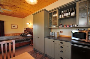 Lyxig studiosvit - uteplats - utsikt mot vingård | Eget pentry | Kylskåp, mikrovågsugn, kaffe- och tebryggare och vattenkokare