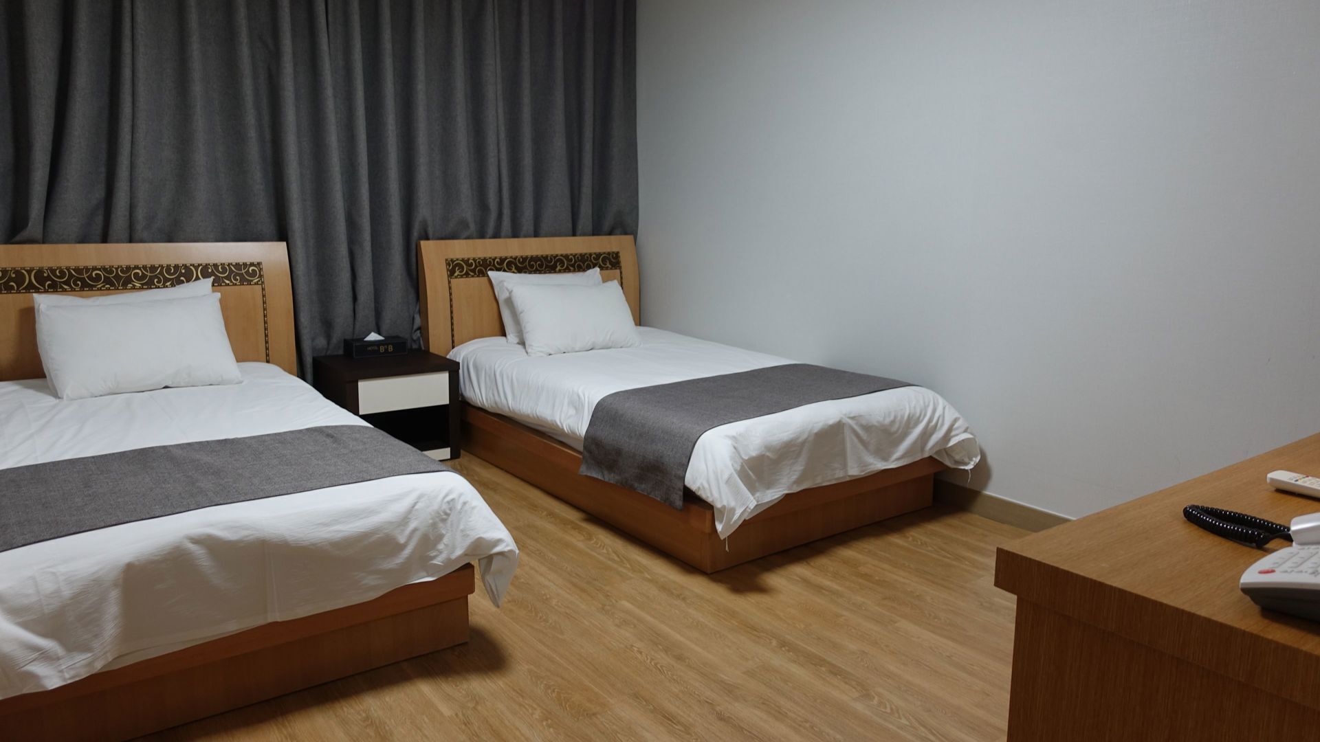 Decoración individual y espacio para trabajar con un portátil