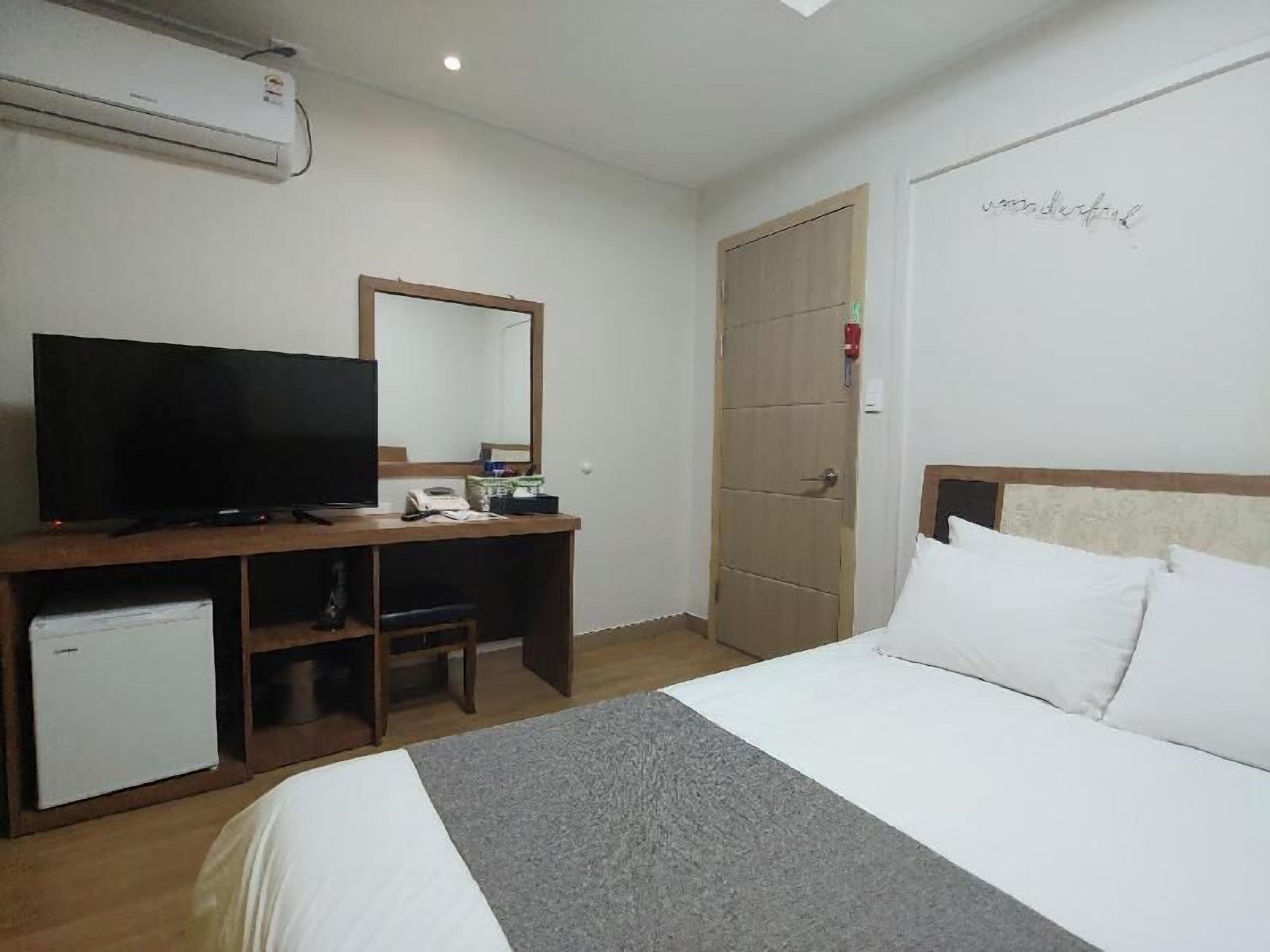 Decoración individual y espacio para trabajar con un portátil