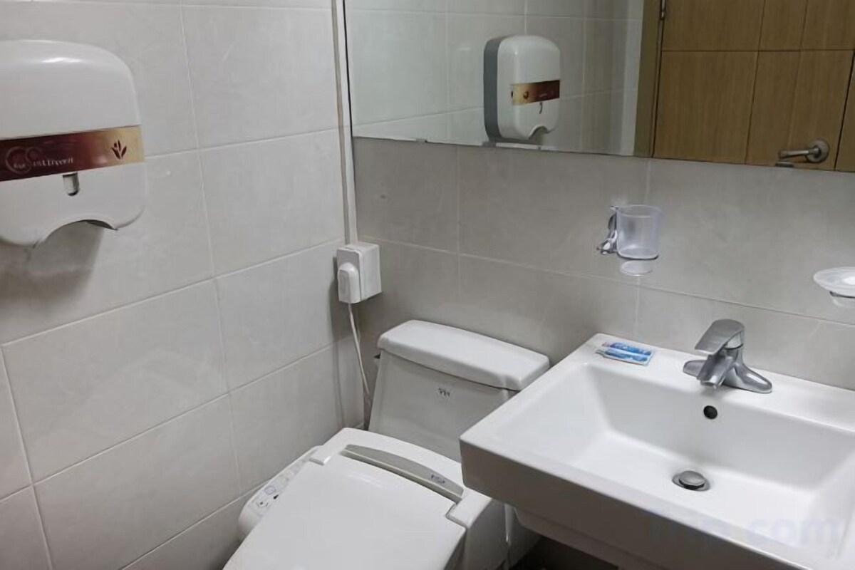 Badkamer | Een douche, een haardroger, handdoeken