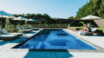 Een buitenzwembad, een verwarmd zwembad, parasols voor strand/zwembad