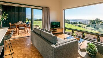 Luxe villa, 2 slaapkamers, uitzicht op zee | Luxe beddengoed, pillowtop-bedden, een kluis op de kamer, een bureau