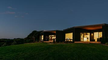 Voorkant accommodatie - avond/nacht