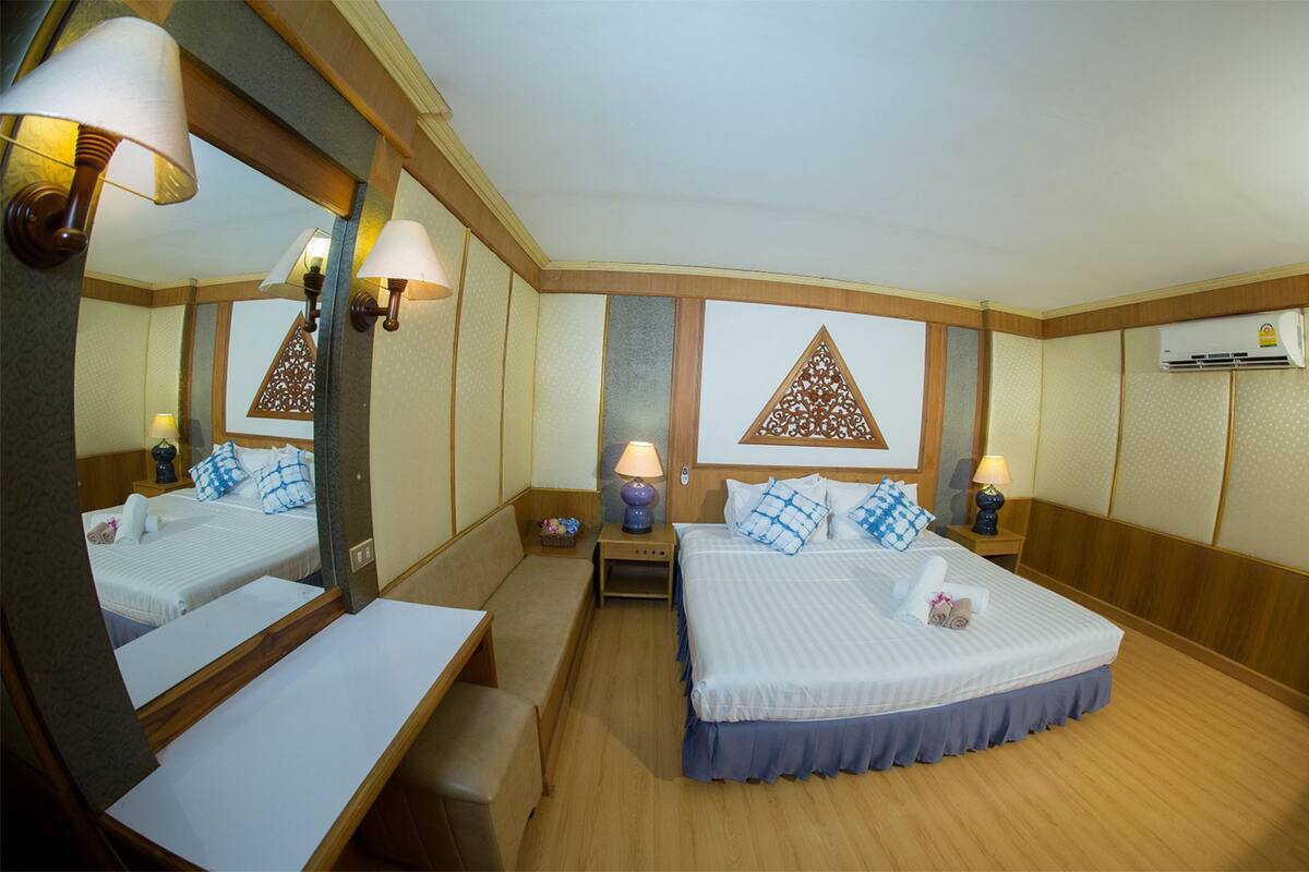 Family Suite | Blackout drapes, rollaway beds, free WiFi, bed sheets