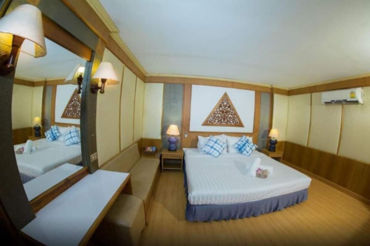 Blackout drapes, rollaway beds, free WiFi, bed sheets