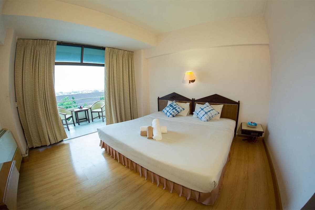 Blackout drapes, rollaway beds, free WiFi, bed sheets