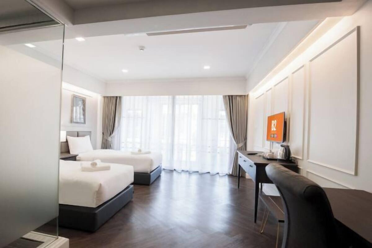 Brankas, meja kerja, tirai kedap cahaya, dan Wi-Fi gratis