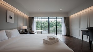 Suite River View | In-room safe, desk, blackout drapes, free WiFi