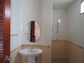 Superior Family - 4 Persons | 浴室 | 淋浴设施、免费洗浴用品、毛巾