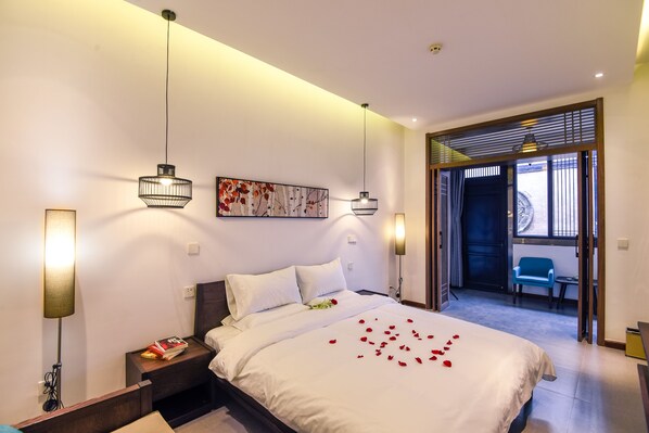 Deluxe-Suite | Badezimmer | Kostenlose Toilettenartikel, Haartrockner, Hausschuhe, Handtücher