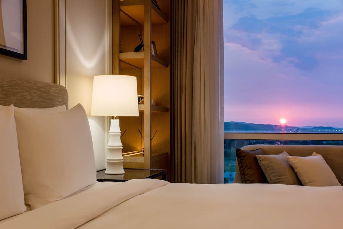 1 bedroom, premium bedding, free minibar, in-room safe