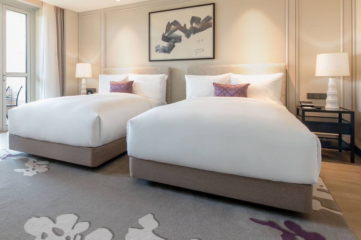 Premium bedding, free minibar, in-room safe, blackout curtains