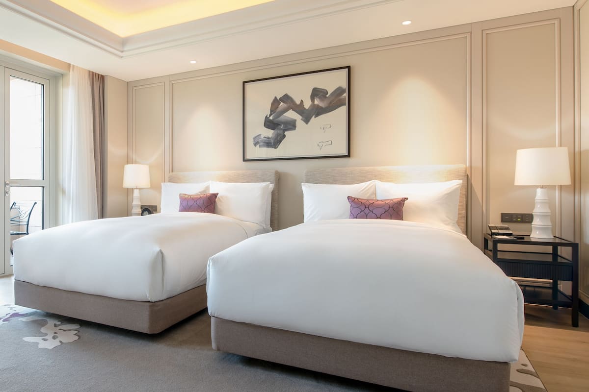 1 bedroom, premium bedding, free minibar, in-room safe