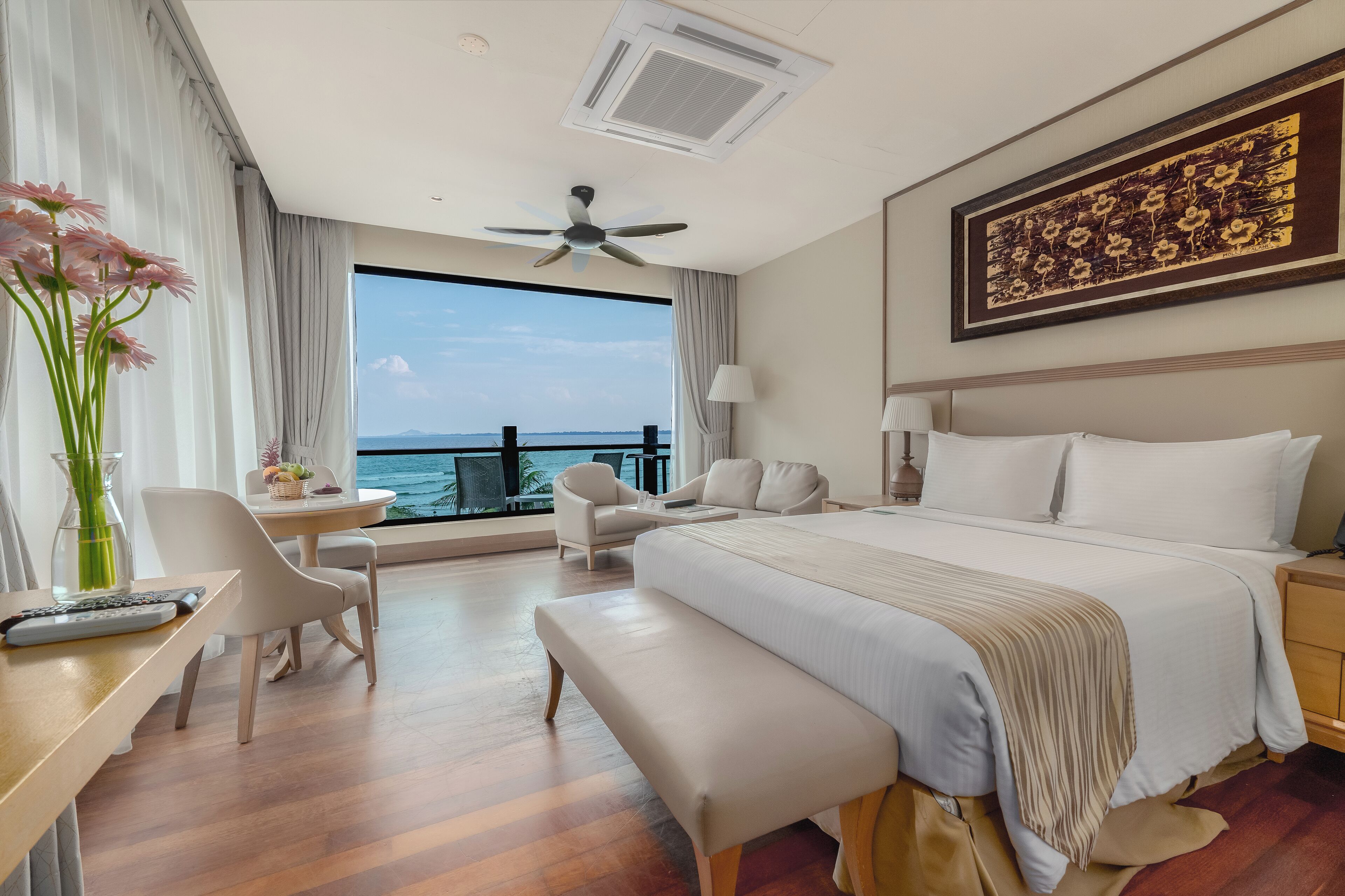 Suite, 1 cama Queen size, balcón, vista al mar (Ocean) | Minibar, caja de seguridad en la habitación y escritorio 