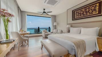 Ocean Suite (Balcony) | Minibar, in-room safe, desk, laptop workspace