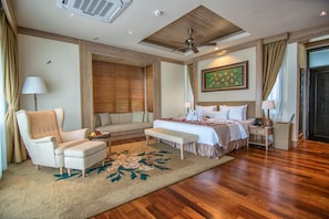 Minibar, caja de seguridad en la habitación y escritorio