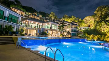 2 piscines extérieures, chaises longues