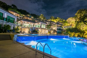 2 outdoor pools, pool loungers